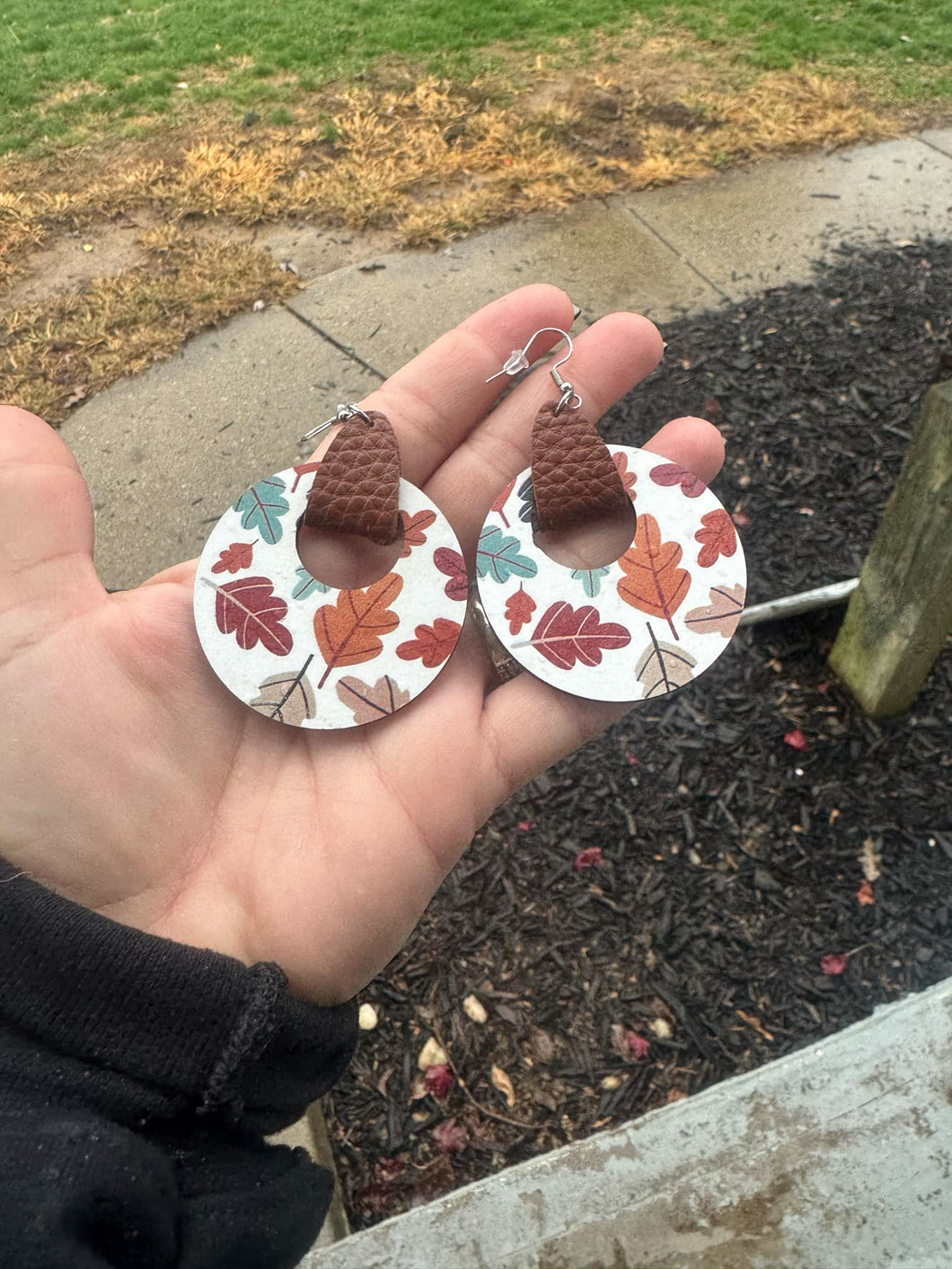 Round wood Leaf earring with Leather